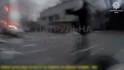 Патрульные показали видео первых минут после утренних обстрелов Киева