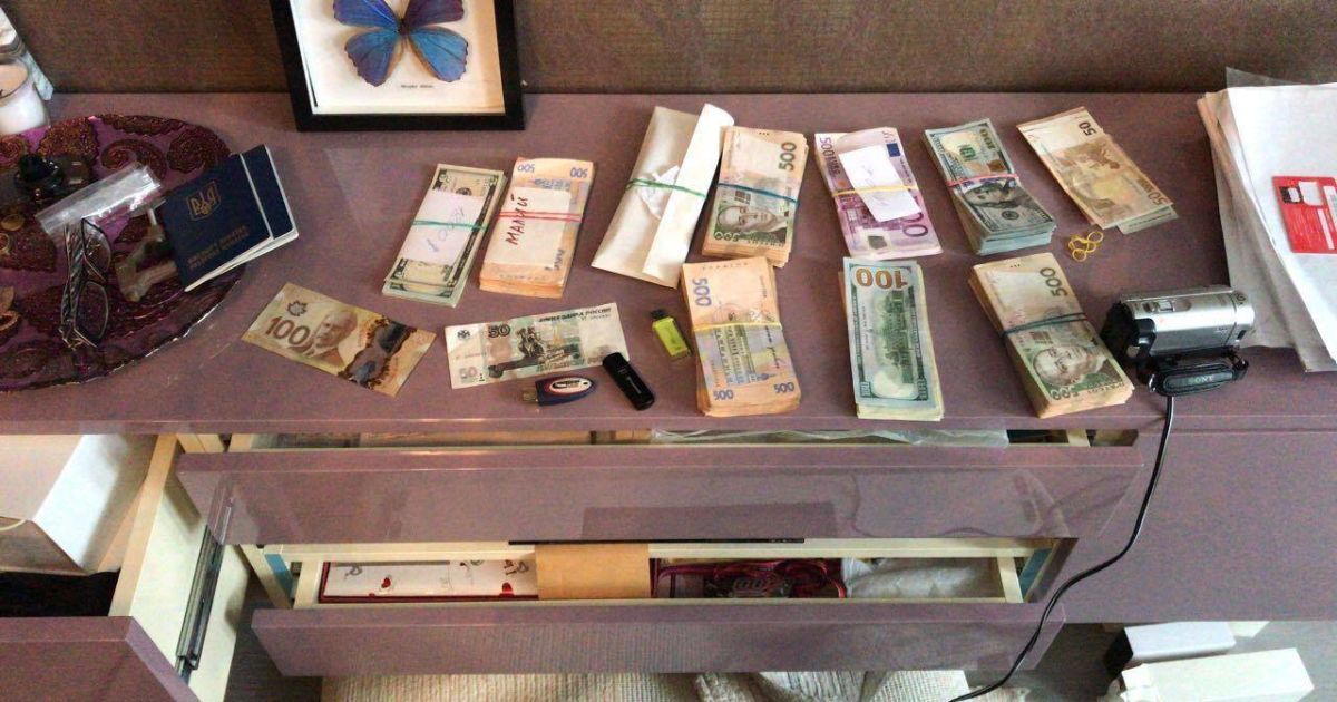 Завдяки відеофіксації затримано понятого, який викрав 20 тис грн під час обшуку