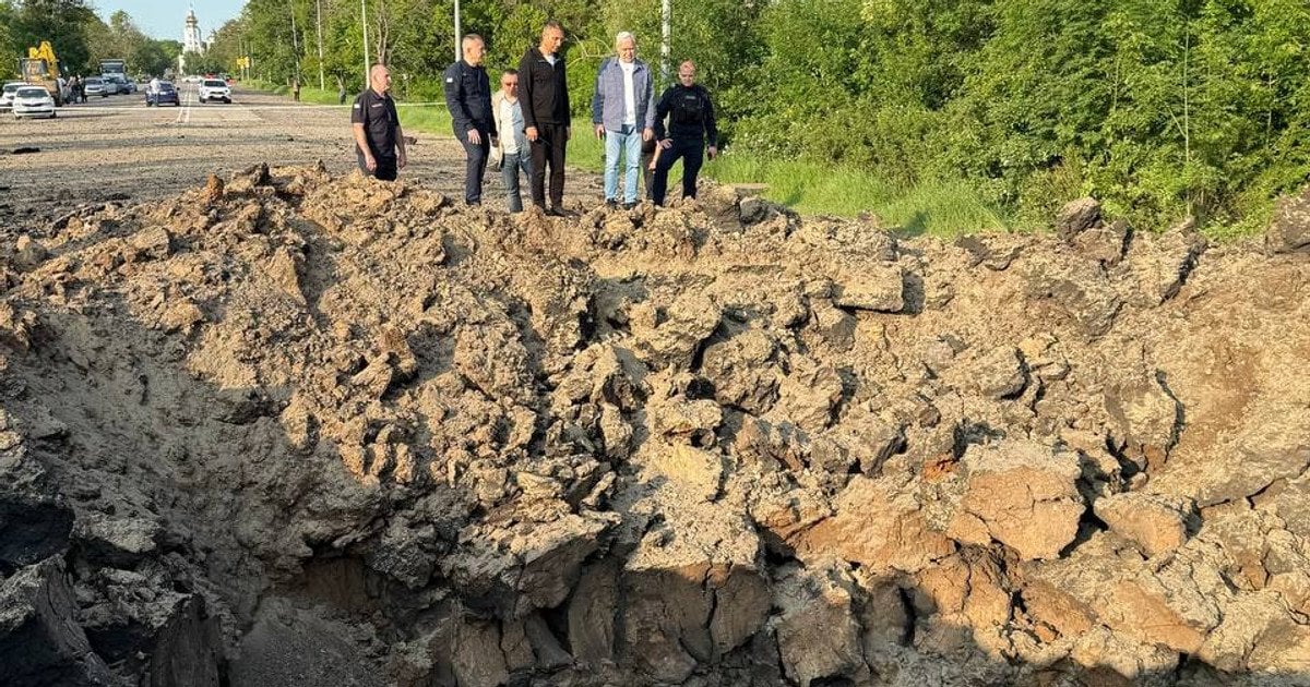 У Харкові ракета вдарила неподалік від школи: фото велетенської вирви
