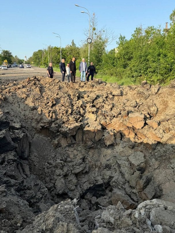 В Харькове ракета ударила неподалеку от школы: фото гигантской воронки