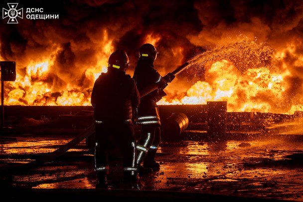 Из-за атаки на Одесчине вспыхнули сильные пожары: что повреждено (фото, видео)