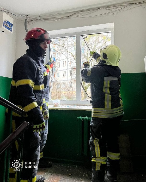 Наслідки атаки російських дронів на Київ  / © ДСНС