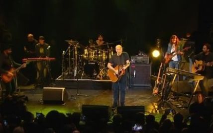 Лидер Pink Floyd и "Бумбокс" исполнили песню-посвящение "Небесной сотне"