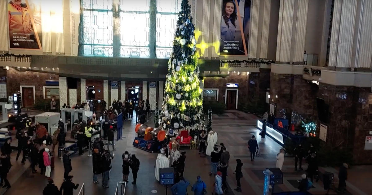 У Києві викрили корупцію під час придбання новорічної ялинки для залізничного вокзалу / Скриншот
