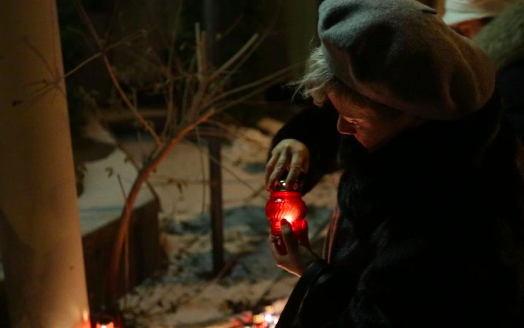 Киевляне приносит свечи и цветы / © facebook.com/euromaidanpr