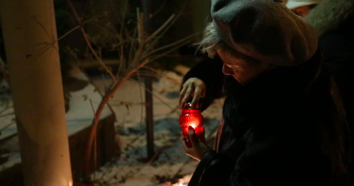 Киевляне приносит свечи и цветы