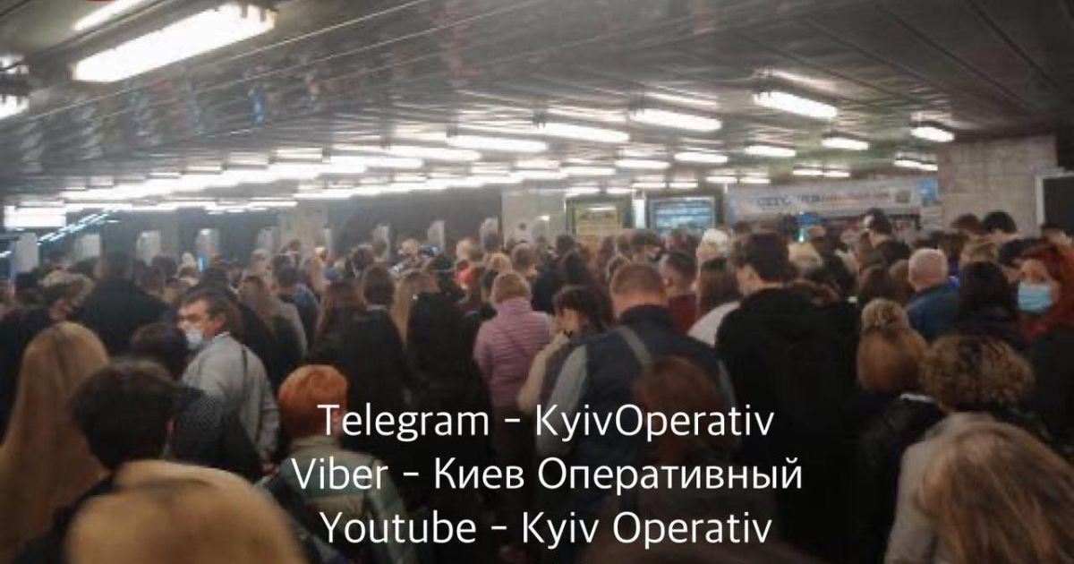 "Коронавируса не существует": в киевском метро в час пик образовалась давка и толкотня (фото)