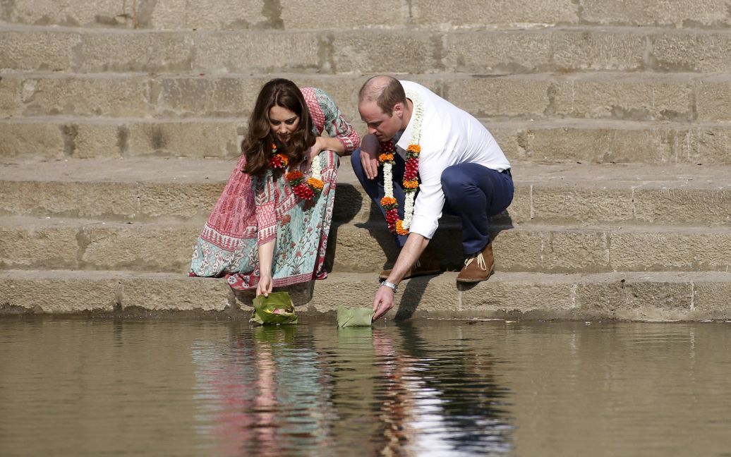 Британський принц Вільям і його дружина Кетрін, герцогиня Кембриджу, кладуть квіти на священну водойму Банганга у Мумбаї, Індія. / © Reuters
