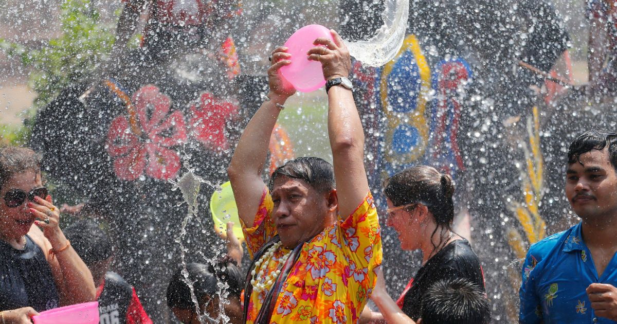 Молодежь в этот день обливает друг друга водой. / © Reuters