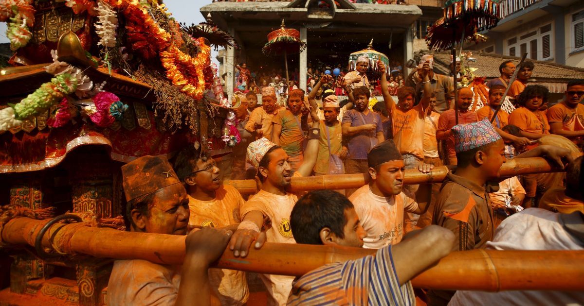 В Непале приветствуют приход Нового года и весны. / © Reuters