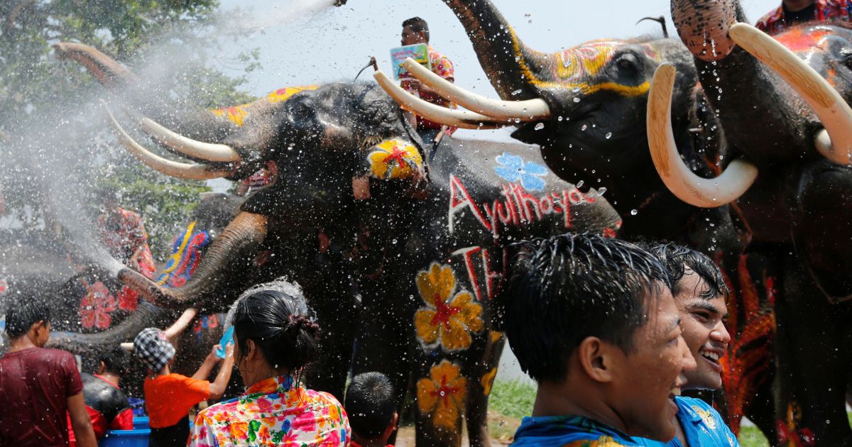Молодежь в этот день обливает друг друга водой. / © Reuters