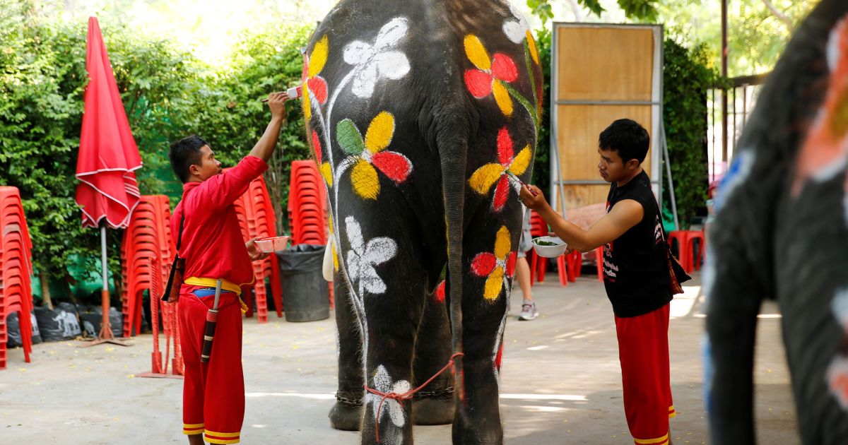 Молодежь в этот день обливает друг друга водой. / © Reuters