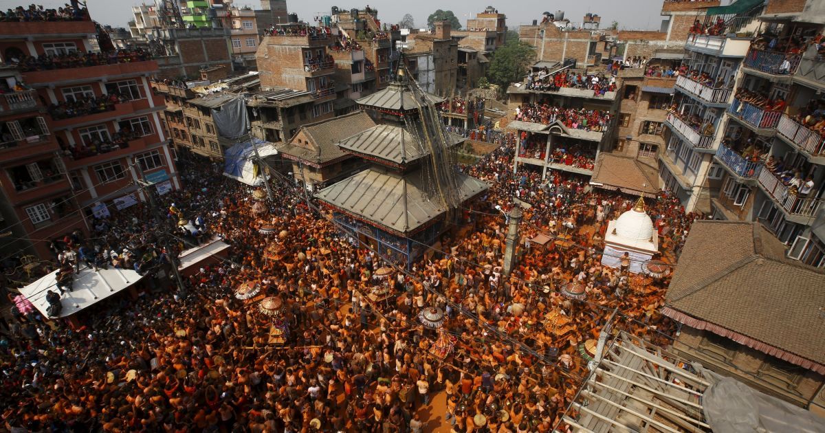 В Непале приветствуют приход Нового года и весны. / © Reuters