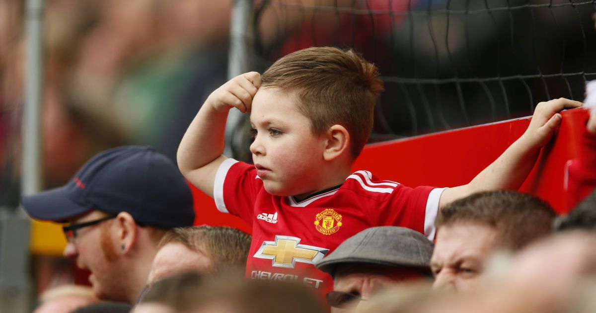 Маленький болельщик МЮ в футболке команды.