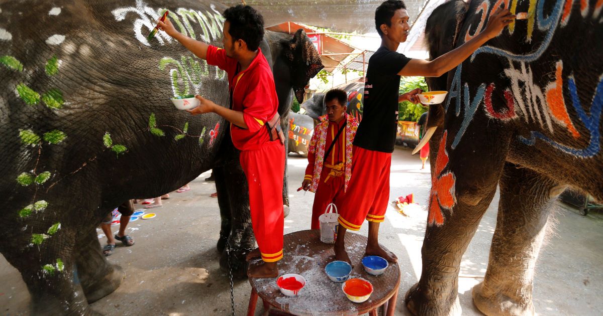 Молодежь в этот день обливает друг друга водой. / © Reuters