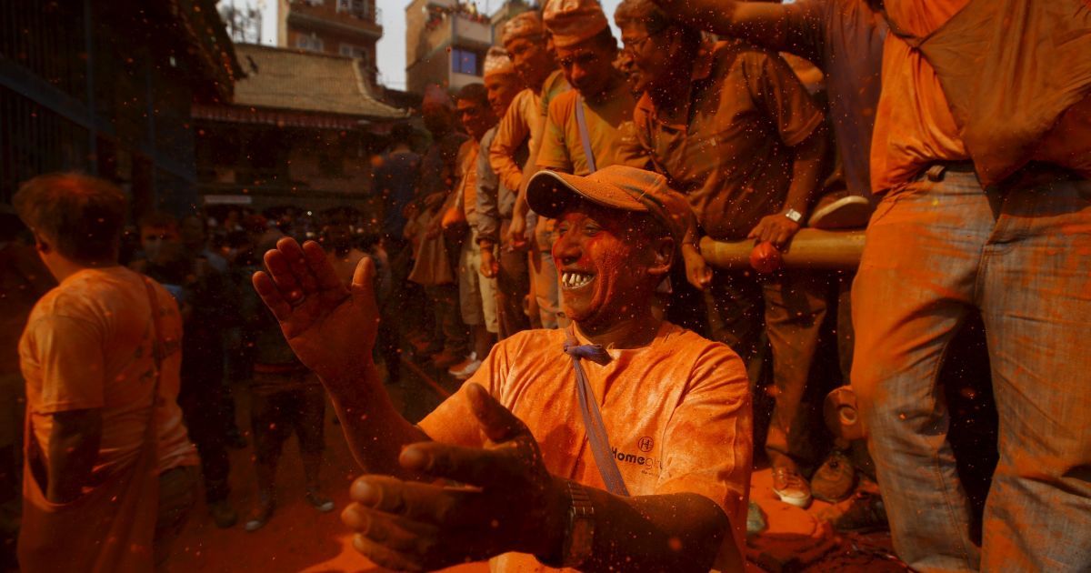 В Непале приветствуют приход Нового года и весны. / © Reuters