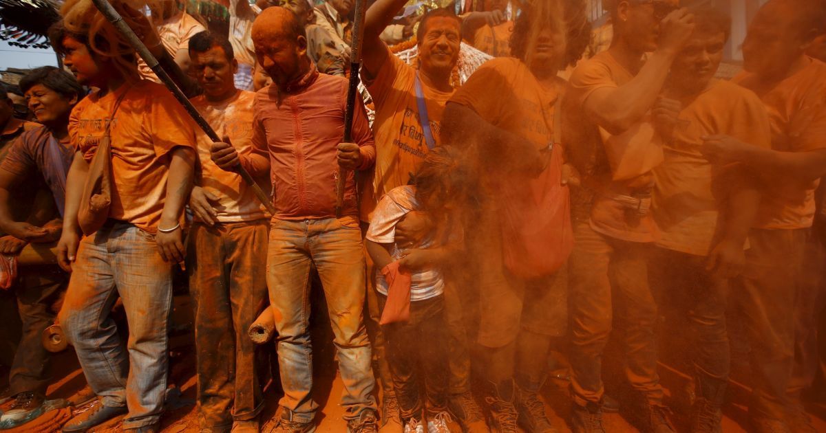 В Непале приветствуют приход Нового года и весны. / © Reuters