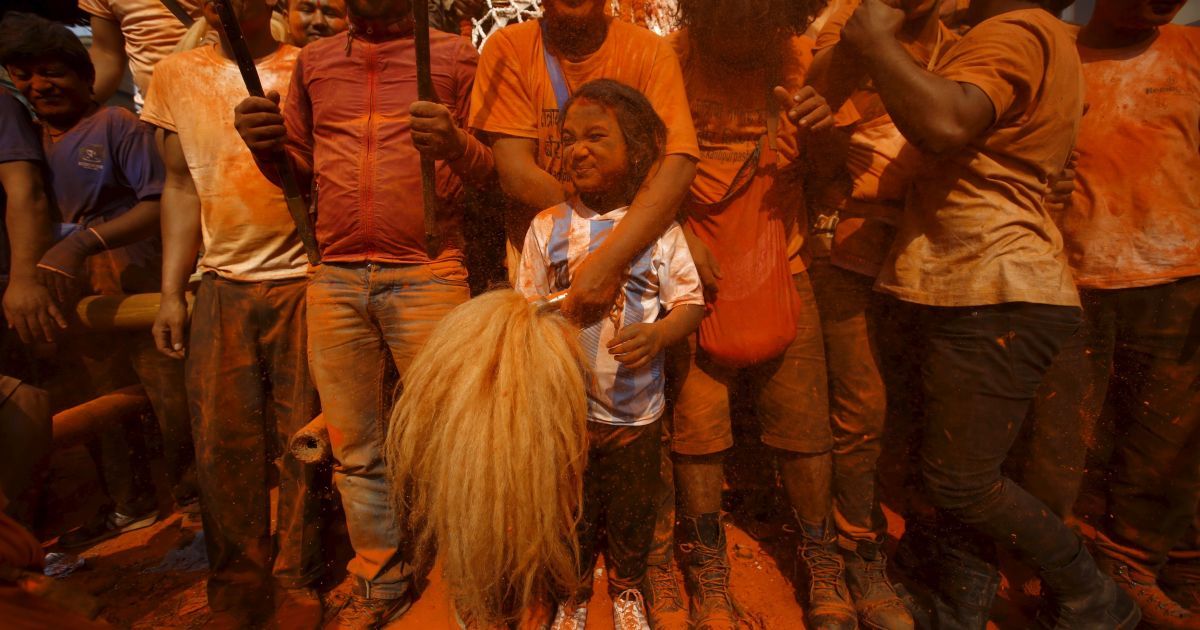 В Непале приветствуют приход Нового года и весны. / © Reuters