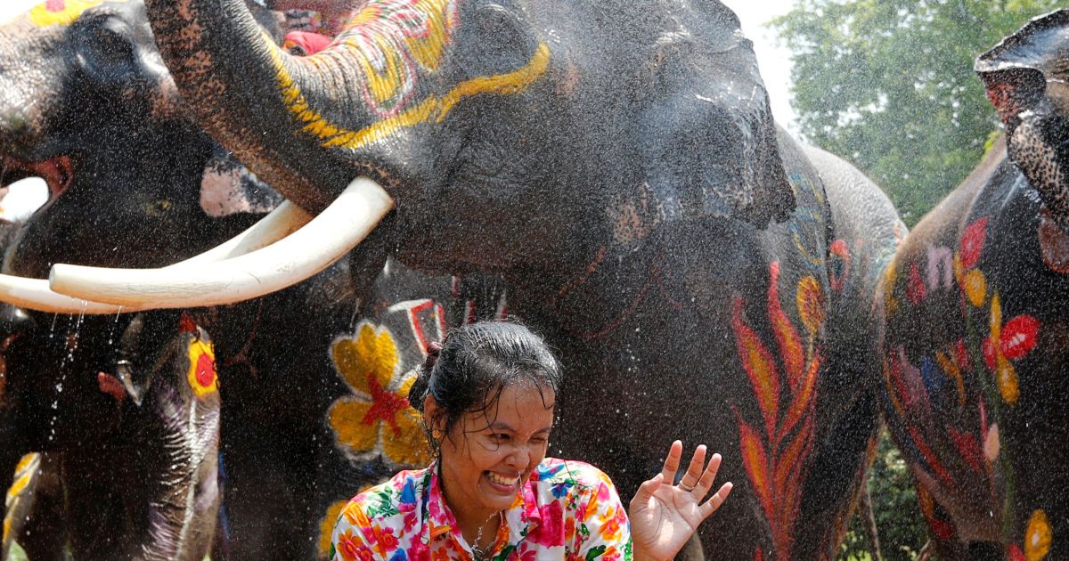 Молодежь в этот день обливает друг друга водой. / © Reuters