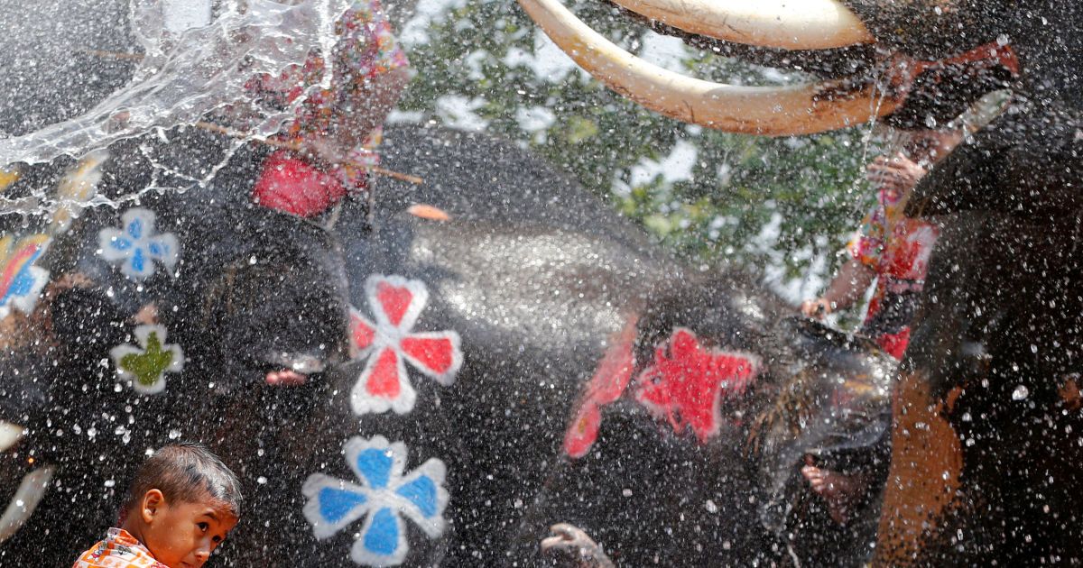 Молодежь в этот день обливает друг друга водой. / © Reuters