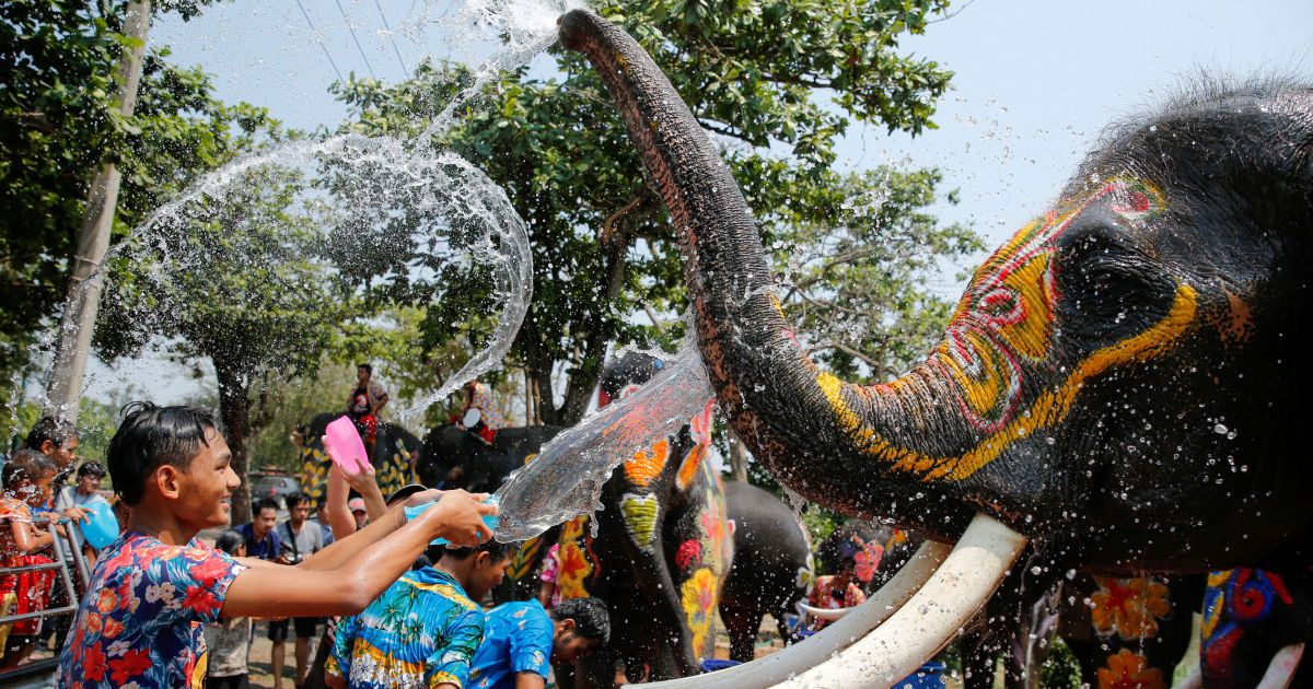 Молодежь в этот день обливает друг друга водой. / © Reuters