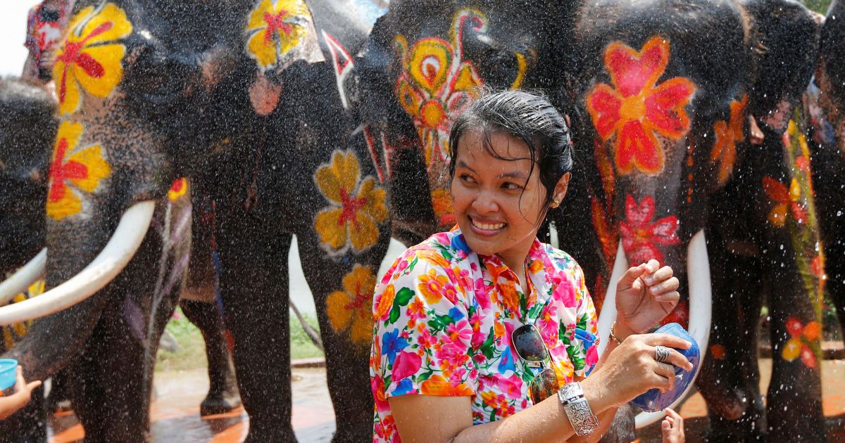 Молодежь в этот день обливает друг друга водой. / © Reuters