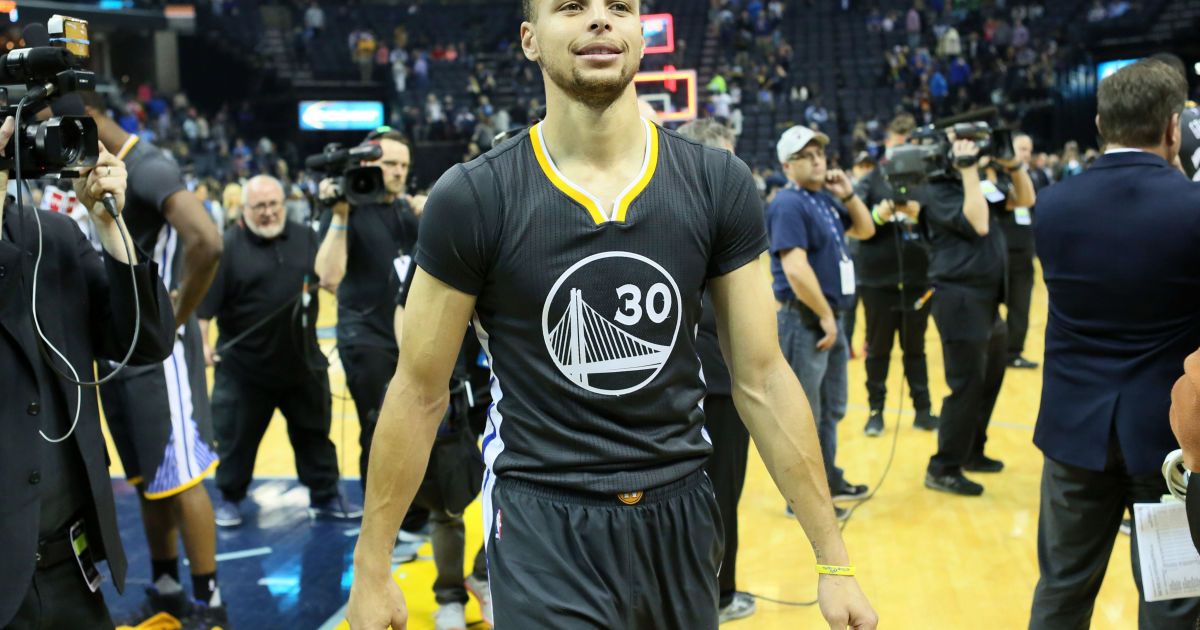 Лидер "воинов" Стефон Карри привел свою команду к фантастическому рекорду.