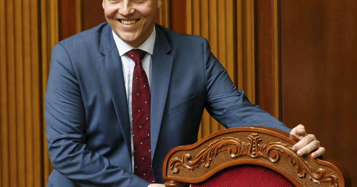 Порошенко, Гройсман и Парубий вместе пили шампанское после изменений в Конституции