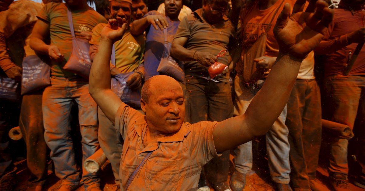 В Непале приветствуют приход Нового года и весны. / © Reuters