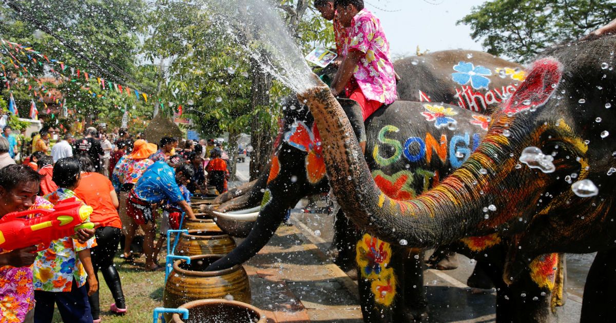 Молодежь в этот день обливает друг друга водой. / © Reuters