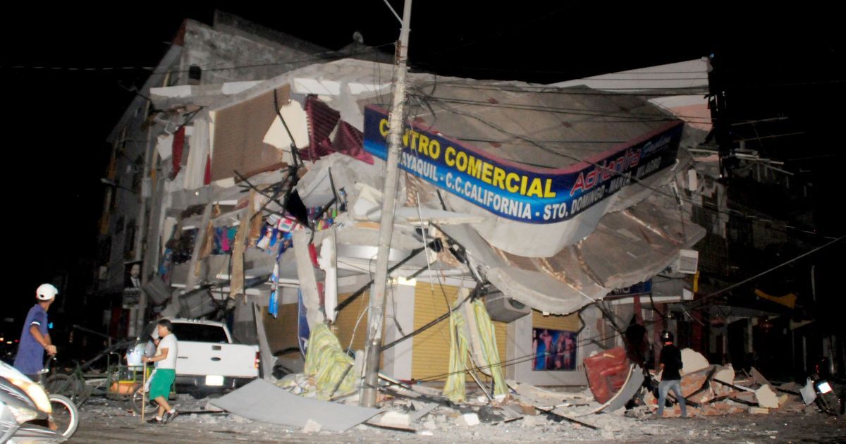 Количество жертв землетрясения в Эквадоре стремительно растет