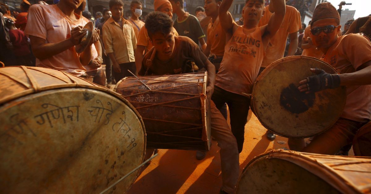 В Непале приветствуют приход Нового года и весны. / © Reuters