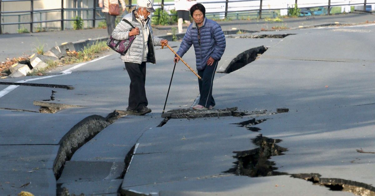 Общее количество жертв двух землетрясений составляет 29 человек. / © Reuters
