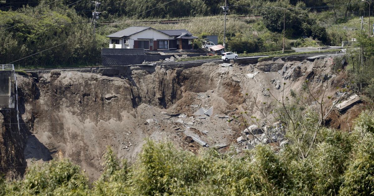 Общее количество жертв двух землетрясений составляет 29 человек. / © Reuters