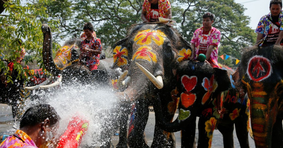 Молодежь в этот день обливает друг друга водой. / © Reuters
