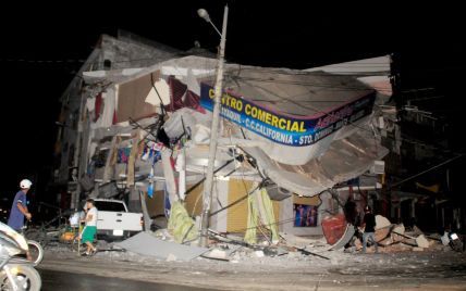 Количество жертв землетрясения в Эквадоре стремительно растет