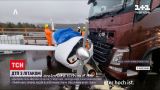 Новини світу: у Німеччині невеликий борт аварійно сів на мосту і не розминувся з вантажівкою