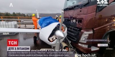 Новости мира: в Германии небольшой борт аварийно сел на мосту и не разминулся с грузовиком