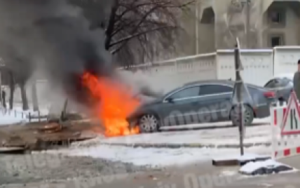 В Киеве на проспекте Лобановского вспыхнул автомобиль: видео