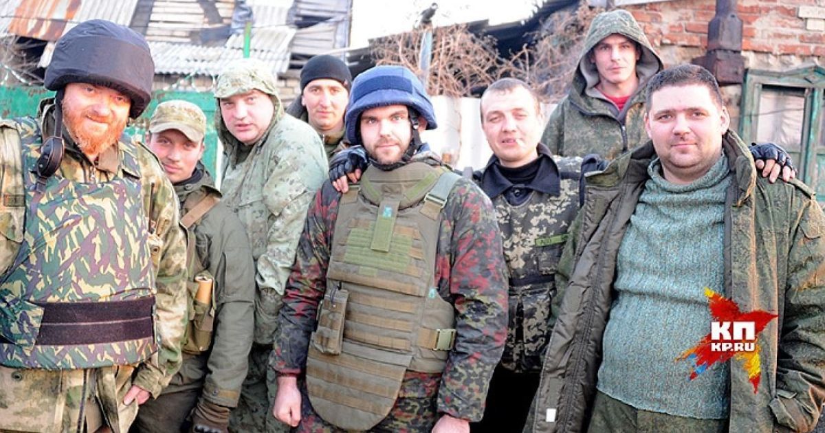 Віталій Мілонов (крайній зліва) та бойовики
