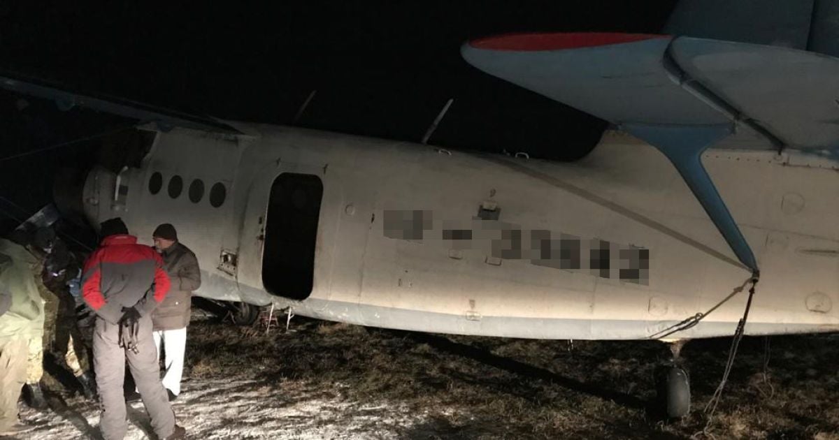 Прикордонники затримали на Прикарпатті літак, яким контрабандисти возили цигарки до Румунії