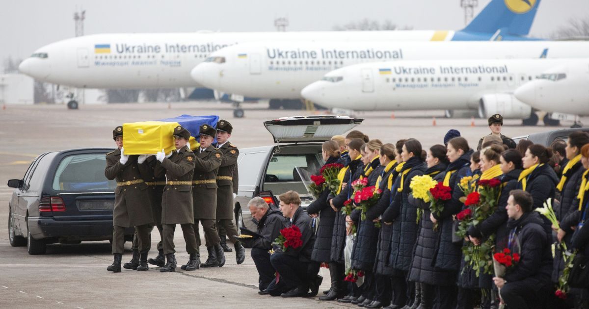 Бориспіль попрощався з загиблими під Тегераном. Пілотів поховають у Києві за особливою традицією