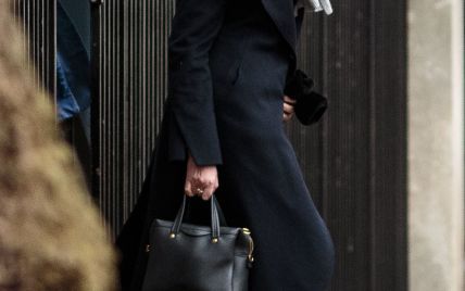 В деловом наряде и с шарфом с принтом в виде сердец: Тереза Мэй в объективах лондонских папарацци