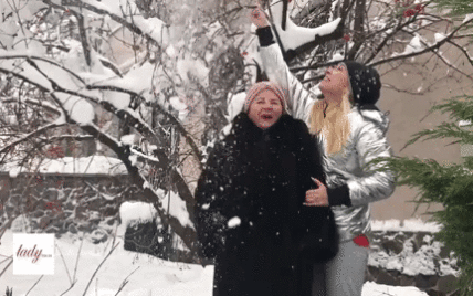 Задорно и душевно: Нина и Тоня Матвиенко спели колядку под калиной