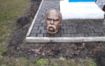 Полиция задержала вандалов, которые повредили памятный бюст Тараса Шевченко