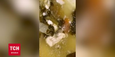 Под Киевом сотрудникам компании привезли суп, в котором нашли пожеванную жвачку