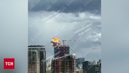 Момент влучання дрона у багатоповерхівку в Києві