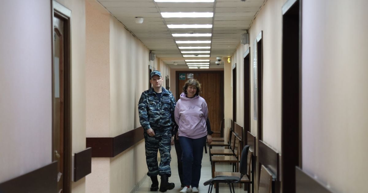 Побажала Путіну здохнути: в РФ заарештували жінку, яка залишила записку на могилі батьків російського диктатора