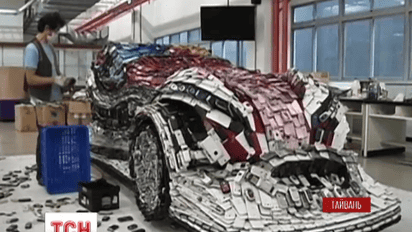 Тайванський художник зібрав автомобіль зі старих мобільних телефонів
