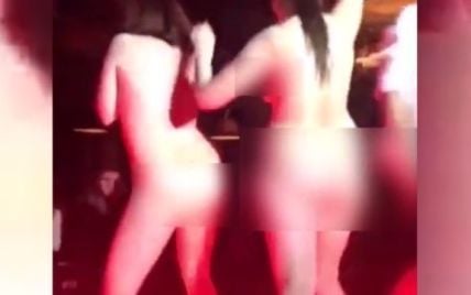 Девушка раздевается в клубе - порно видео на intim-top.ru